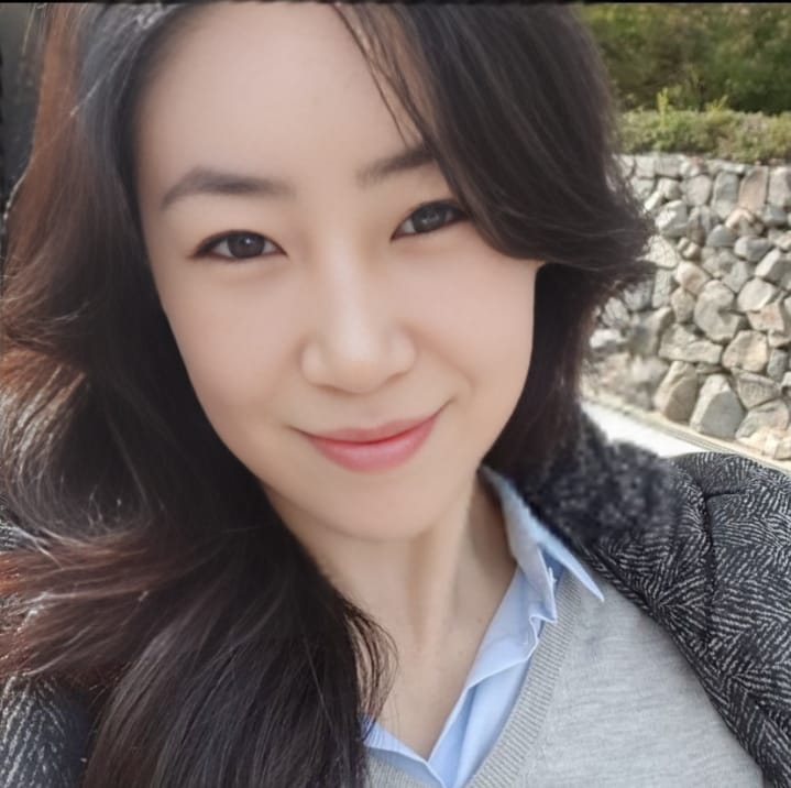 Jin Min-seo with her students